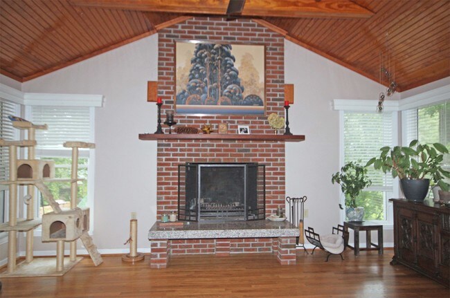 Foto del edificio - 103 Sweetbriar Rd