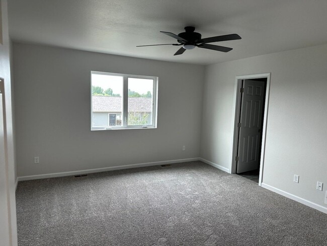 Building Photo - Spacious 3-bed 2.5 Bath - First Month Free!