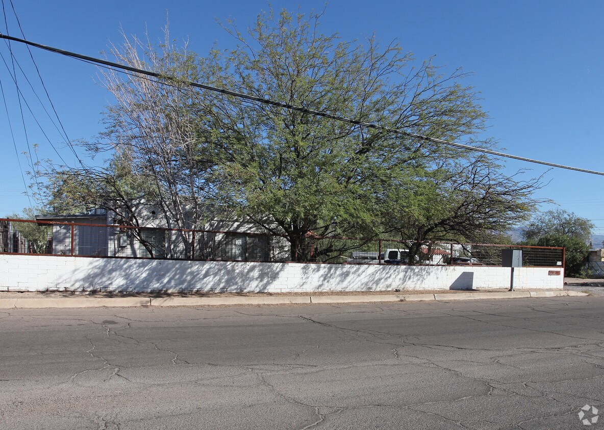 Building Photo - 231-247 E Delano St