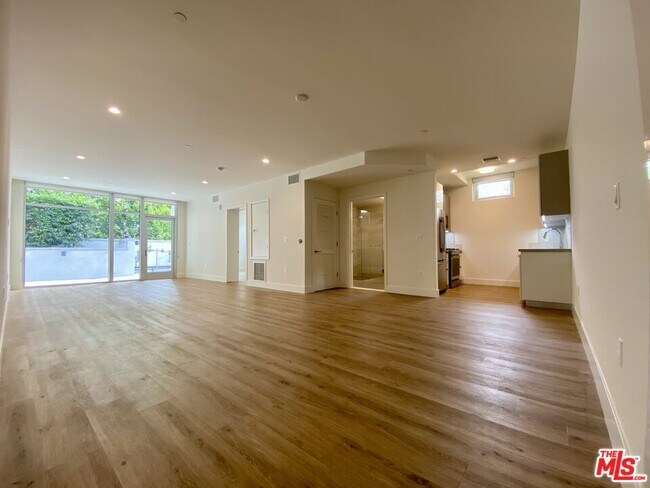 Foto del edificio - 9265 Burton Way