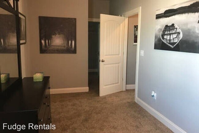Building Photo - 4 br, 4.5 bath House - 438 Walker Circle