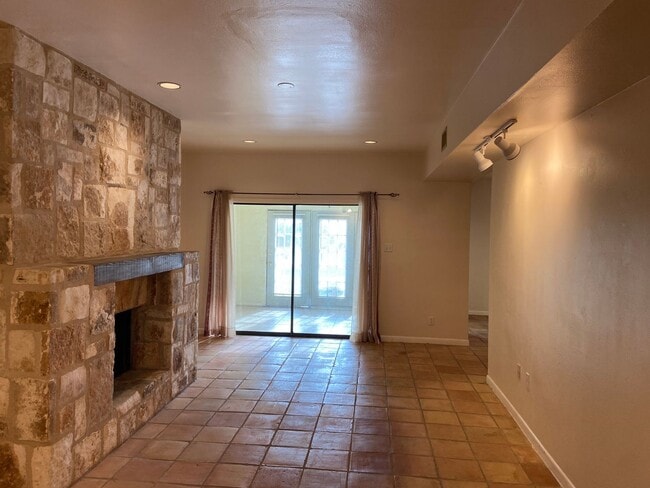 Building Photo - Spacious Riverhill Townhome
