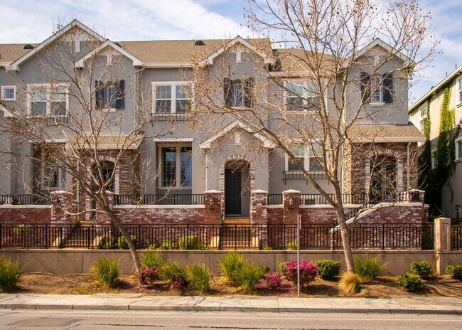 View of townhouse exterior from Fair Oaks Ave. - 1138 Le Mans Terrace