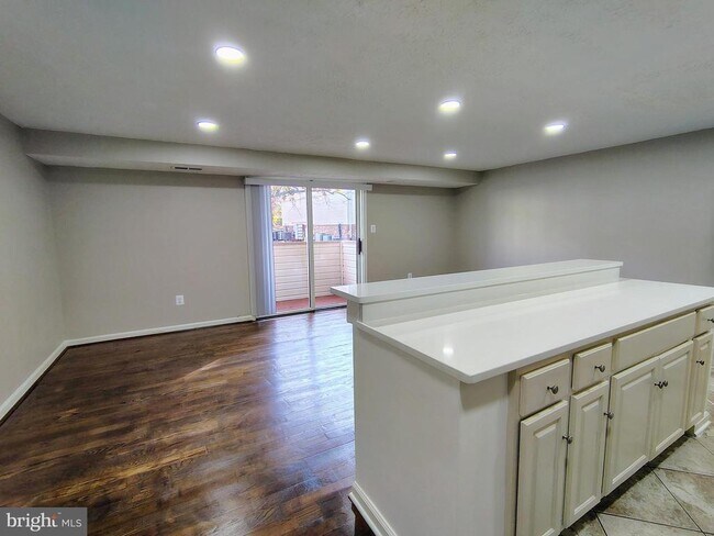 Building Photo - 12407 Hickory Tree Way