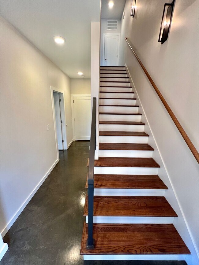 Building Photo - 3 bed/3 bath with Attached 2 Car Garage in...