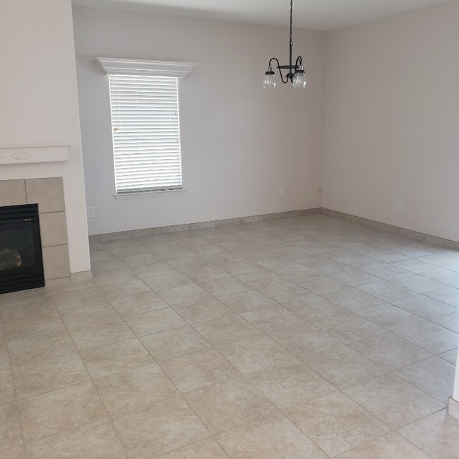 Building Photo - 408 S Elm St