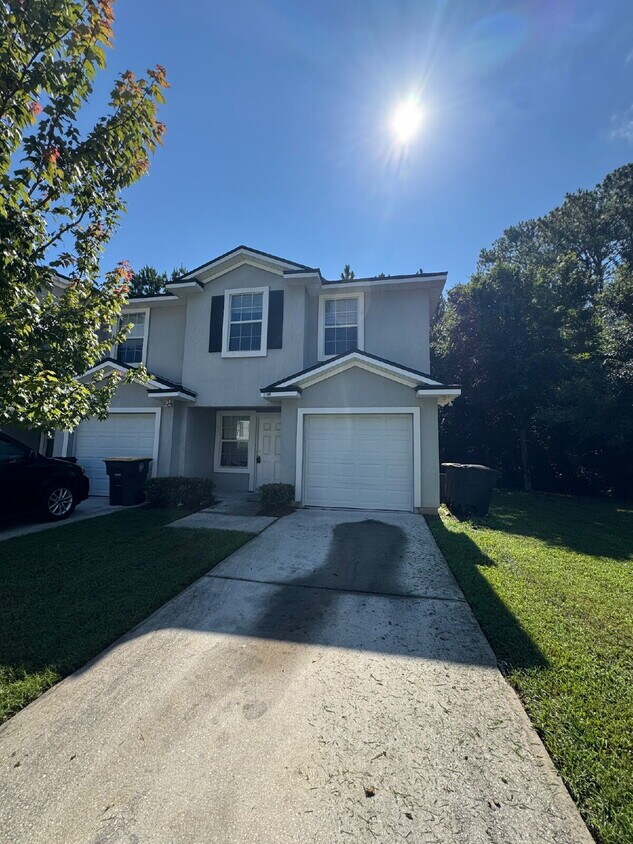 Foto principal - 4 bedroom 2.5 bath townhome with 1 car att...
