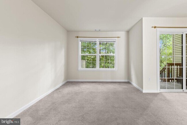 Foto del edificio - 8536 F St