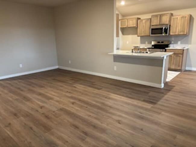 Building Photo - New Home! 1st month free!