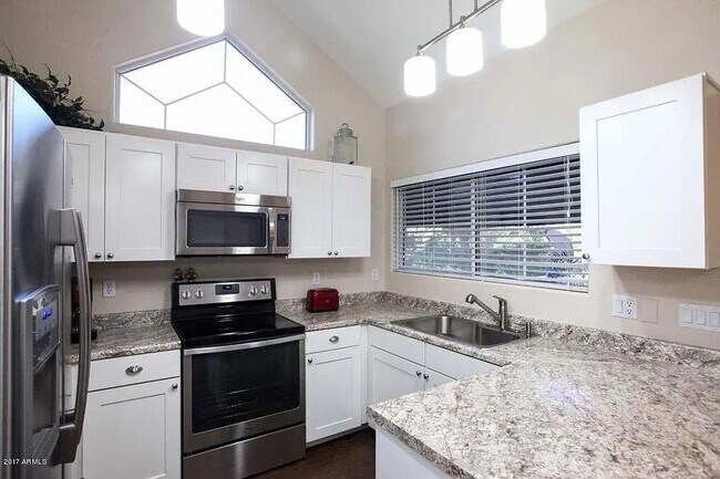 Foto del edificio - 1633 E Lakeside Dr
