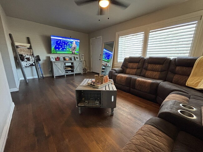 Building Photo - 114 Holly St