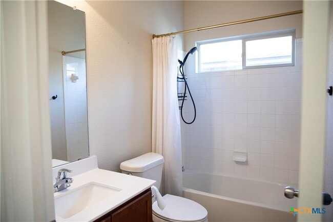 Foto del edificio - 6006 Ambrose Cir