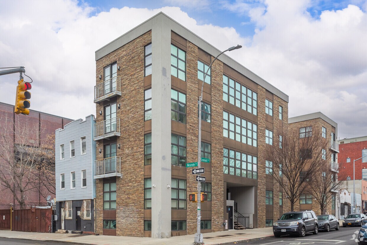 Primary Photo - 125 Leonard St