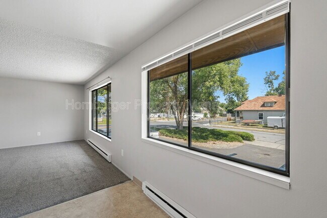 Foto del edificio - 2628 E Wellesley Ave