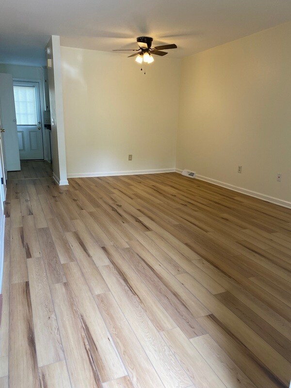 Building Photo - 107 Rainbow Cir