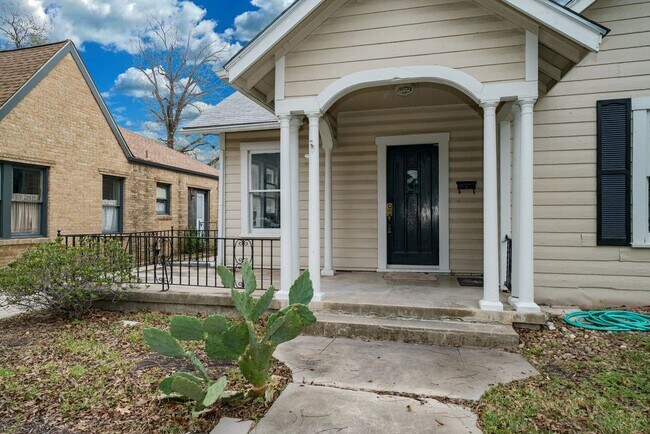 Building Photo - 2050 W. Kings Highway San Antonio TX. 78201