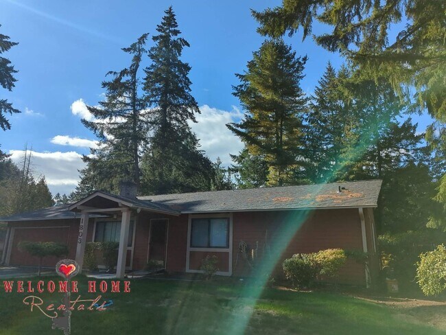 Building Photo - 4 bedroom rambler with private lake access!