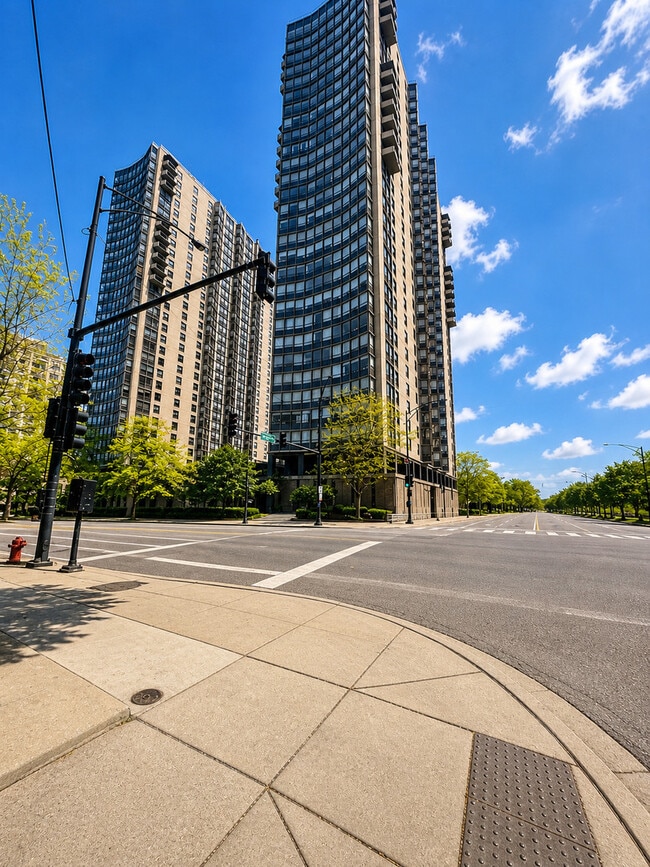 Building Photo - 5701 N Sheridan Rd