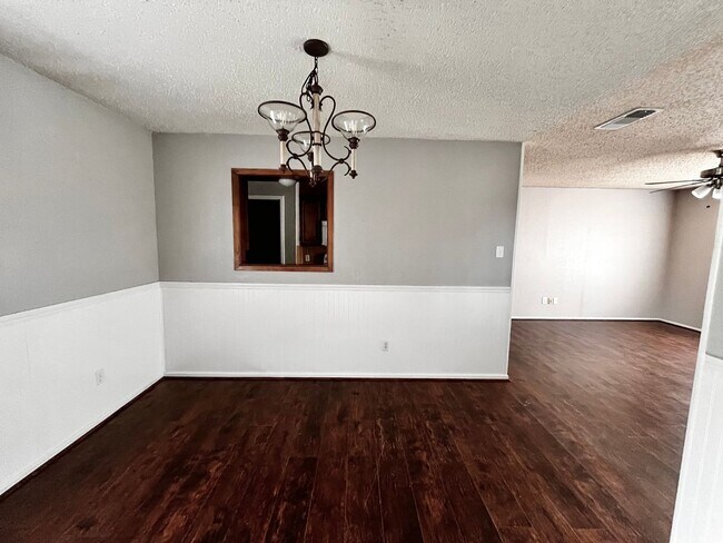 Building Photo - 3 Bedroom Home Close to Schools in Wolfforth!