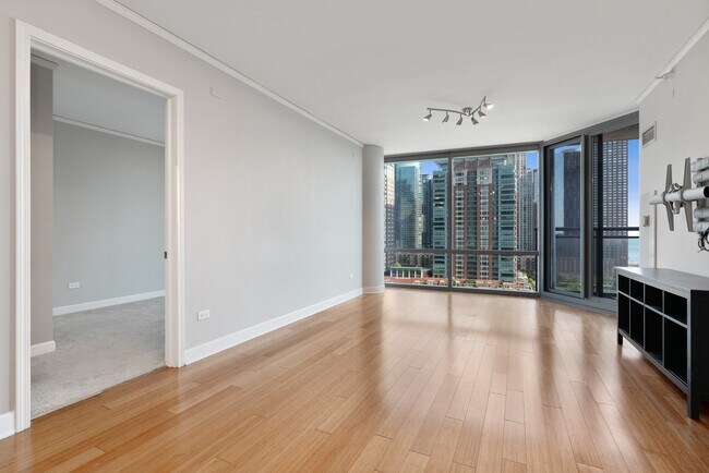Foto del edificio - 450 E Waterside Dr