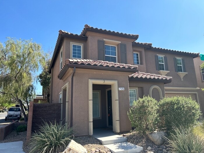 Foto principal - Beautiful 3bdrm home in Mountain's Edge.