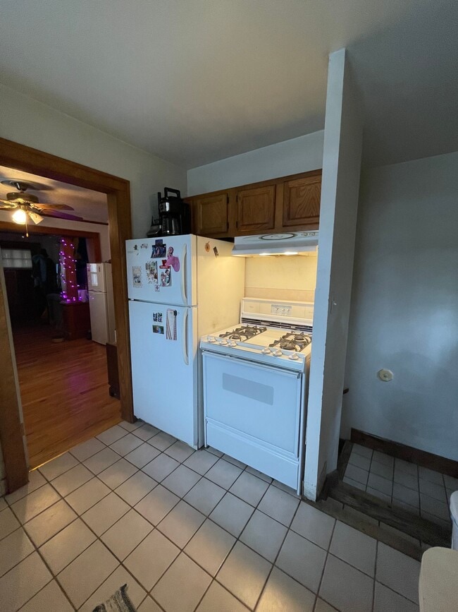 Building Photo - 203 E Davis Ave