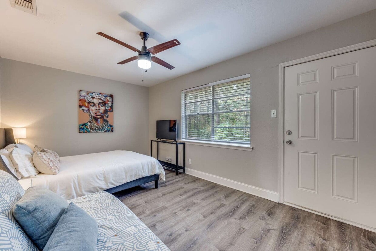 Foto principal - Fully Furnished, Updated 2BR Duplex in Quiet West Sherman