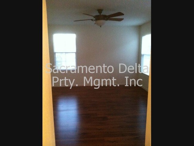 Foto del edificio - 2935 Logansport Way