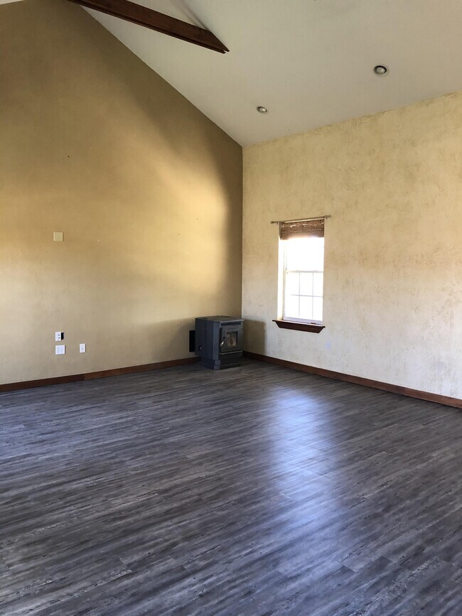 Foto del edificio - 4651 Sierra Hills Rd