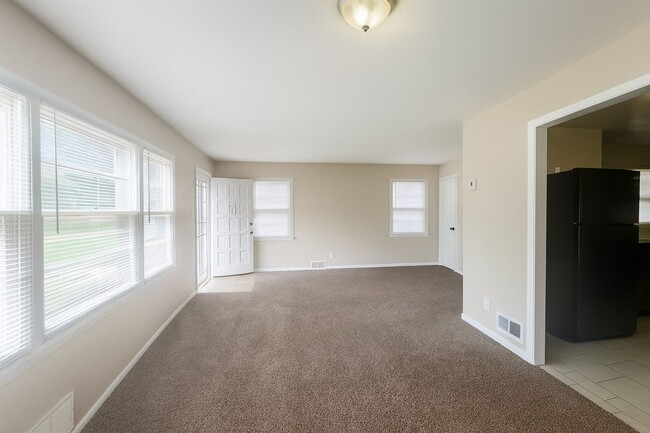 Building Photo - Charming 2 Bedroom 1 Bath Bungalow for Ren...