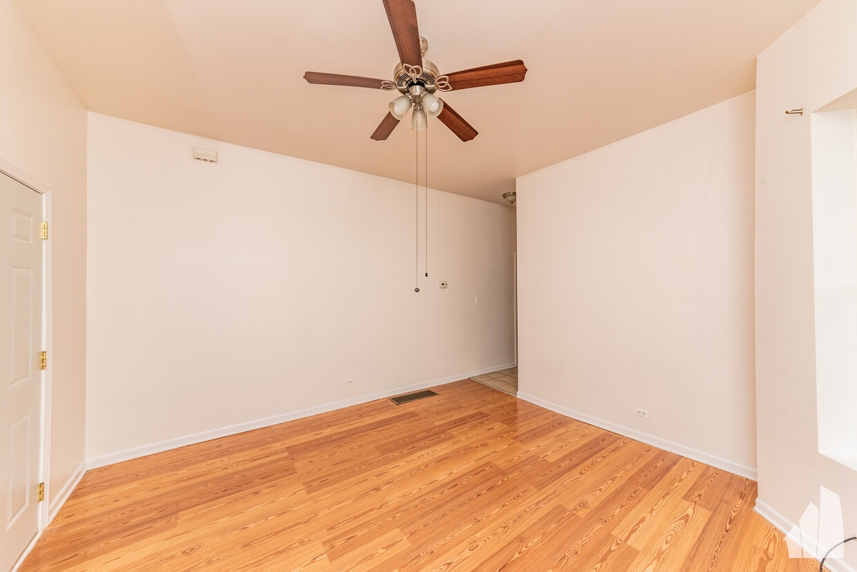 Primary Photo - 1310 W Winnemac Ave