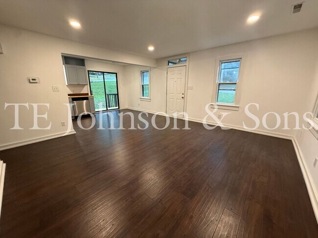 Building Photo - Modern 3BR Home with Main Level Primary Suite & Open Floor Plan in Winston-Salem