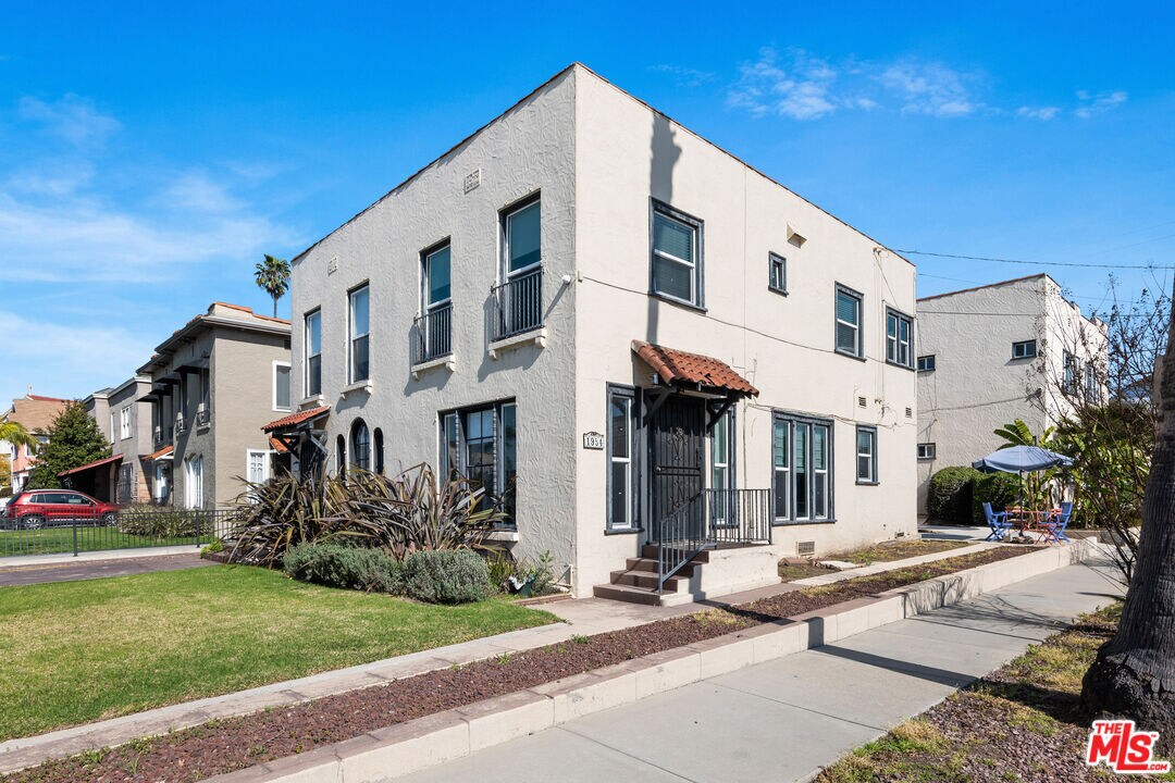 1952 Bronson Ave, Los Angeles, CA 90018 Townhome Rentals in Los