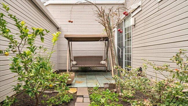 Foto del edificio - $3,290 – Charming & Updated Townhome in Pr...