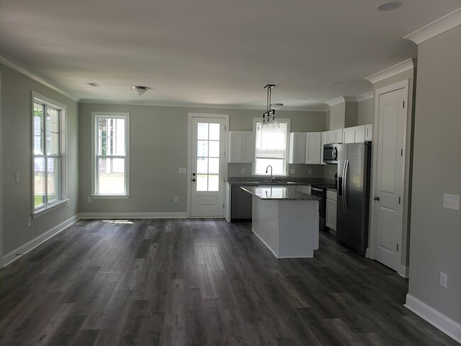 Building Photo - 218 Forest Dr