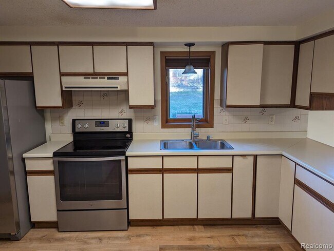 Foto del edificio - 2316 Crescent Lake Rd