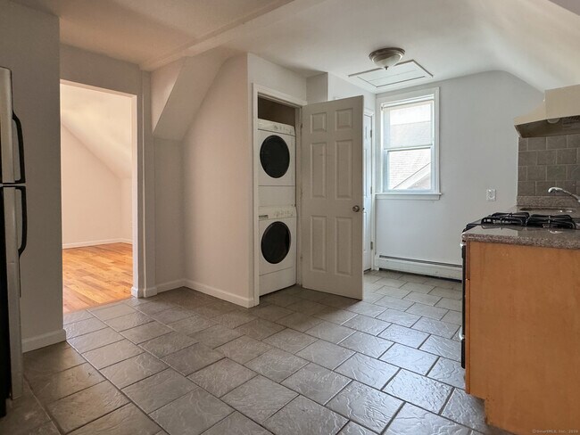 Foto del edificio - 741 Brewster St