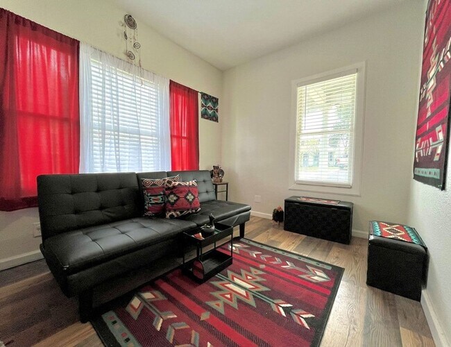 Foto del edificio - Stunning 3 bedroom, 2 bath home (*Property can be rented separately*) AVAILABLE NOW!