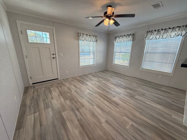 Foto del edificio - 6607 Lakewood Dr