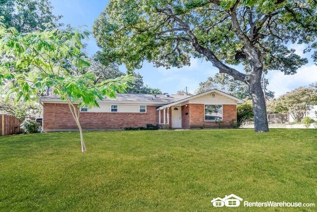 Building Photo - Newly renovated spacious 3 bed/2 bath with...