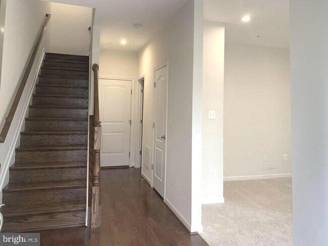 Foto del edificio - 3216 Laurel Hl Rd