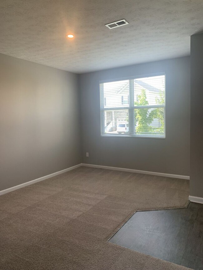Building Photo - 3 Bedroom in Jeffersontown - Hanover Trace