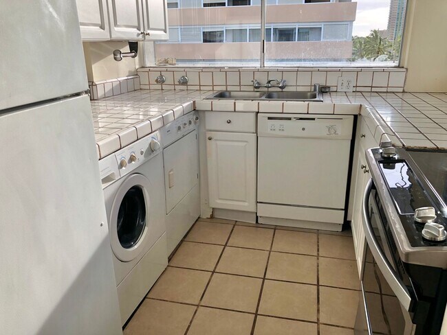 Building Photo - Oahu Surf 2 - 2 bdrm, 2 bath, 1 pkg, Free Water, Sewer, & Electricity