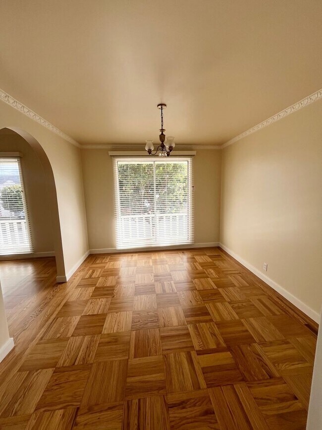 Building Photo - Single Family Home in Great Location!