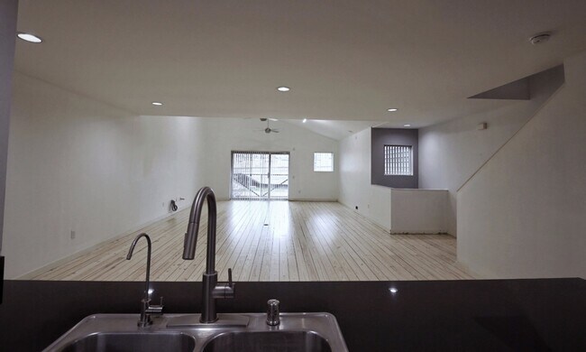 Foto del edificio - 702 Ruthven St