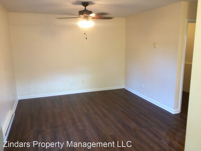 Building Photo - 104 Oak St