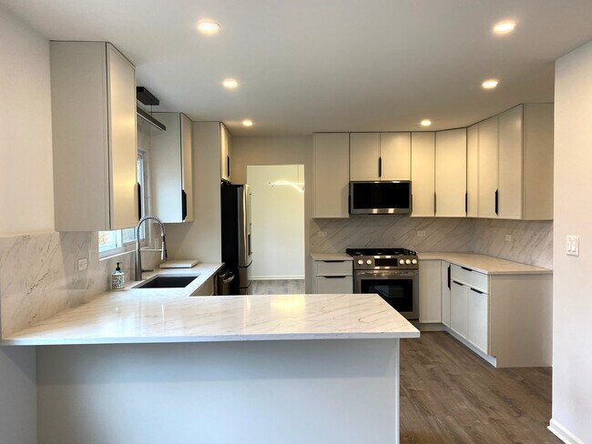 Building Photo - 1346 Leverenz Rd