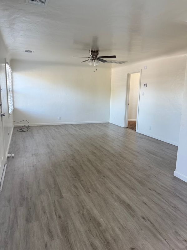 Foto del edificio - 410 E San Joaquin Ave