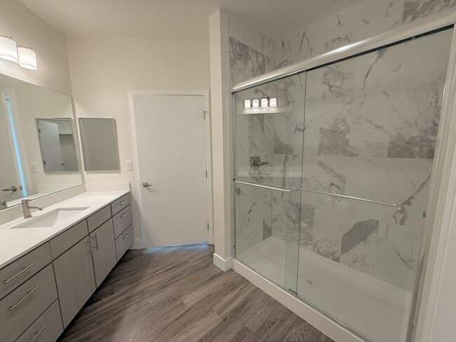 primary-bathroom-high-line-pointe-B5-2x2.5-1301-600-pikes-peak-3-13-2026(1).JPG - High Line Pointe