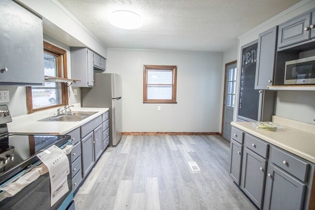 Building Photo - Completely Renovated and Affordable 3 BR Home